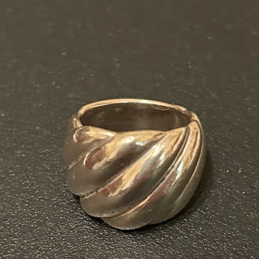 David Yurman Dome ring size 7. Sterling silver. In EUC.